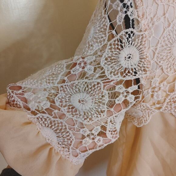 Simply Couture Pale Pink Blouse Size Medium M Lace Crocket Short Sleeve Sheer - Picture 8 of 15